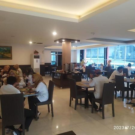 Paris Day Hotel Pamanukan Hilir Екстериор снимка