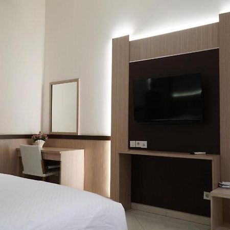Paris Day Hotel Pamanukan Hilir Екстериор снимка