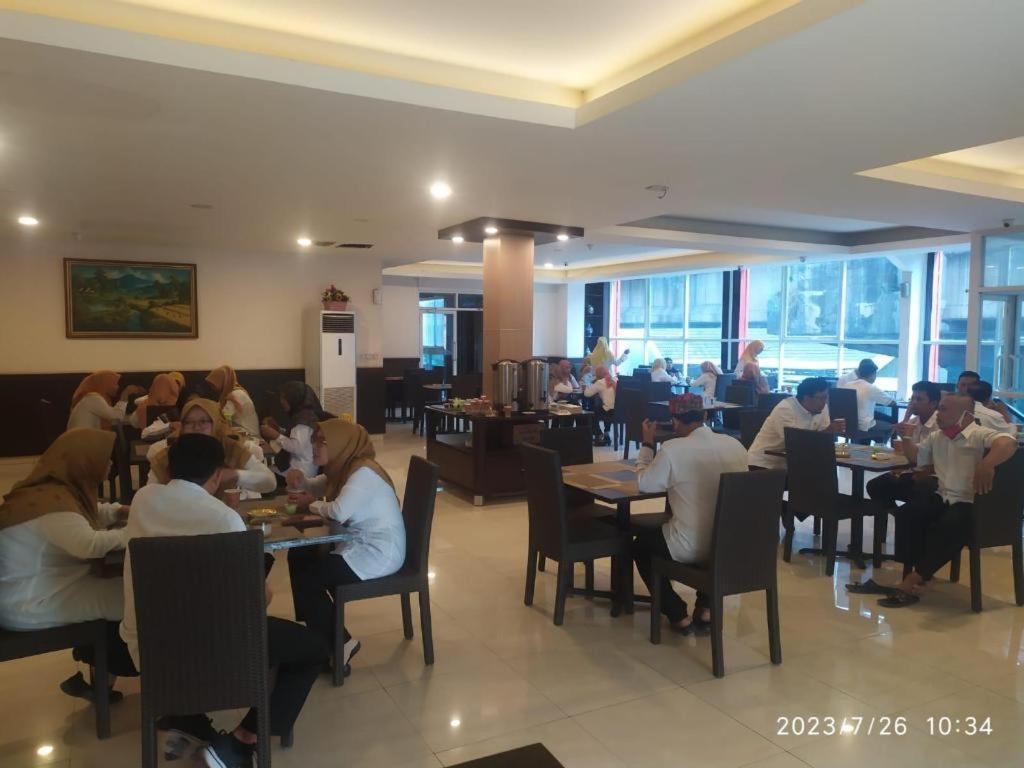 Paris Day Hotel Pamanukan Hilir Екстериор снимка