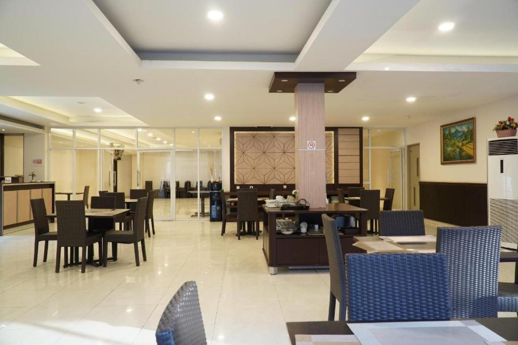 Paris Day Hotel Pamanukan Hilir Екстериор снимка