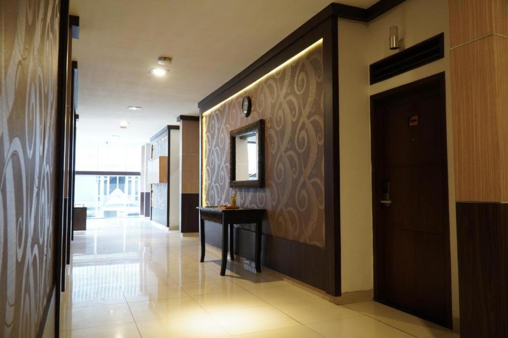 Paris Day Hotel Pamanukan Hilir Екстериор снимка