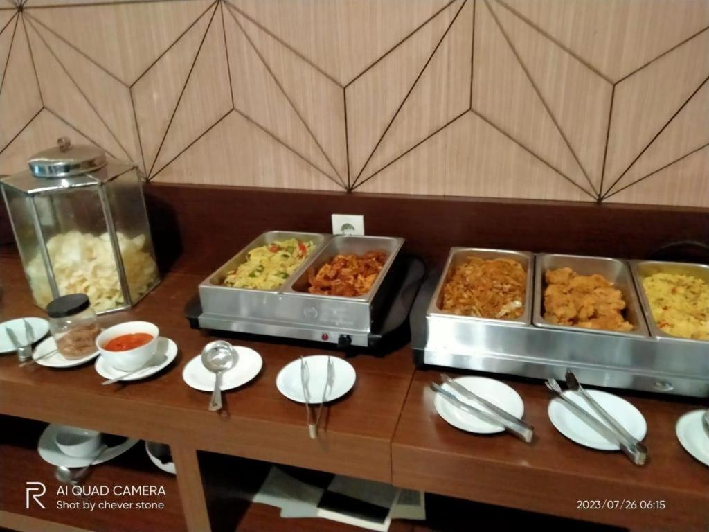 Paris Day Hotel Pamanukan Hilir Екстериор снимка