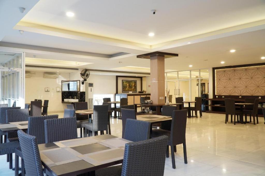 Paris Day Hotel Pamanukan Hilir Екстериор снимка