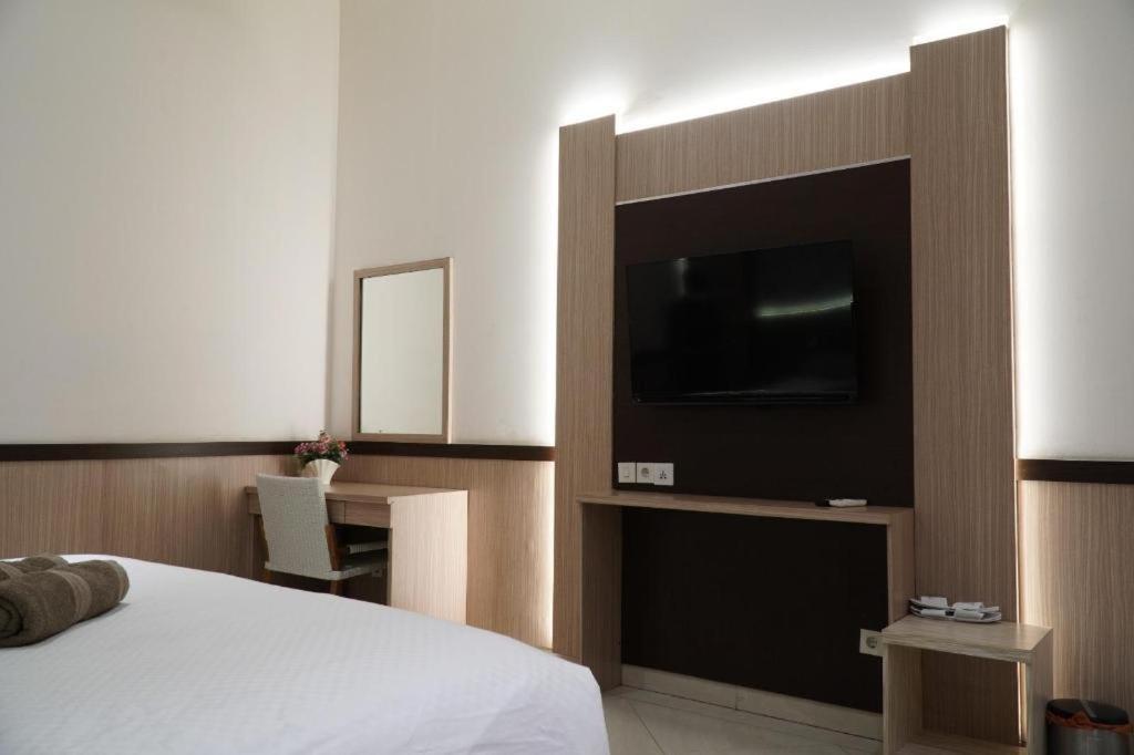 Paris Day Hotel Pamanukan Hilir Екстериор снимка